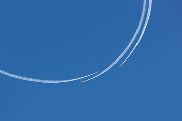 Three planes making a circle shaped vapor trail - 667740773
