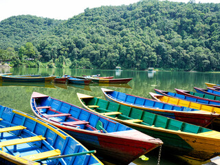 Boote auf Fewasee in Pokhara, als Hintergrund Wald und B&auml;ume. boot, see, wasser, fluss, landschaft, natur, canoe, sommer, anreisen, himmel, angeln, beach, green, fremdenverkehr, freizeit, urlaub, baum