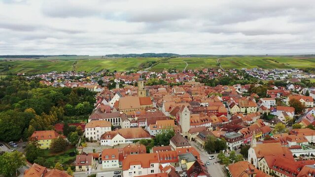 Luftaufnahme von Volkach mit Blick auf die historische Altstadt . Volkach, Kitzingen, Unterfranken, Bayern,  Deutschland.