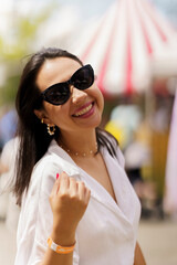 mujer sonriente en la feria de calle