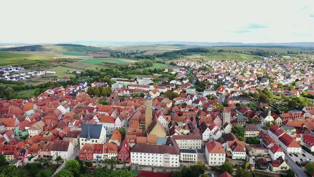 Luftaufnahme von Volkach mit Blick auf die historische Altstadt . Volkach, Kitzingen, Unterfranken, Bayern,  Deutschland.