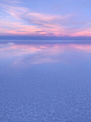 Obraz premium Beautiful sunrise sky over the lake water.