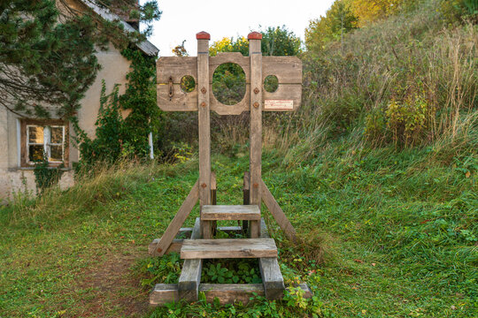 Pranger in der Burgruine Waxenberg im Sp&auml;therbst Ober&ouml;sterreich 