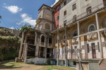 Edificio viejo de departamentos en Habana Cuba