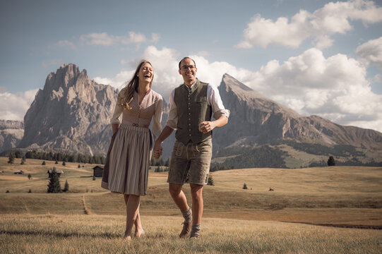 Junges Ehepaar in Tracht, mit Lederhose und dirndl