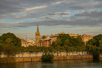 Obraz premium view from Triana over the Guadalquivir river to the center of Seville