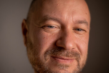 Close-up of a 40-year-old man, unshaven, with an amiable expression and an everyday look