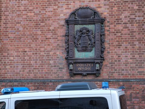 Polizeifahrzeug vor der Davidwache an der Reeperbahn in Hamburg
