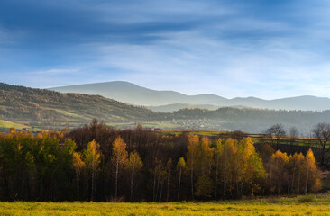 zamglony jesienny krajobraz w Beskidach
