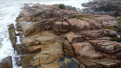 Pedras na encosta do mar