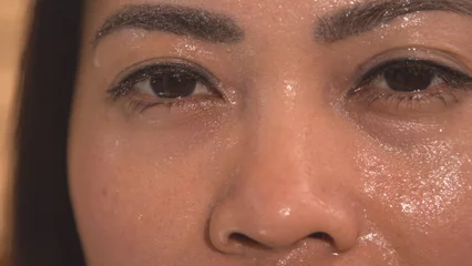 Poster PORTRAIT, CLOSE UP: Sweating face of a beautiful Asian woman relaxing in sauna © helivideo