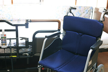 介護用折り畳み小型車椅子と電動ベッド
