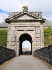 Fototapeta na wymiar Brücke und Toreinfahrt zu Pendennis Castle bei Falmouth England