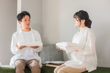 洗濯物を畳む・家事の内容で夫婦喧嘩する夫婦  © buritora