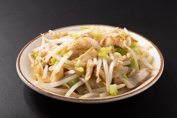 牛モツ　もやしとネギの塩炒め