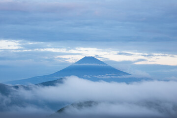 流れる雲と夜明けの富士山
