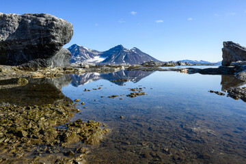 Fototapeta na wymiar Coastline peaceful landscape of Gnalodden as a nature background, arctic expedition tourism around Svalbard 