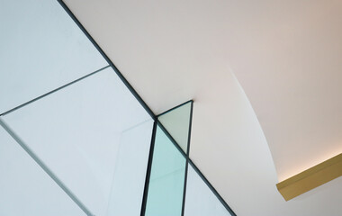 Glass fin structure wall Installed on the floor to ceiling.