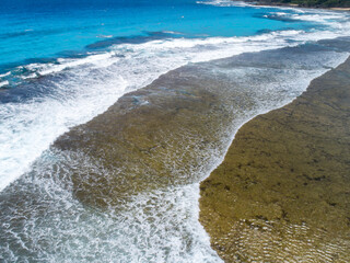 サンゴ礁の海をドローンで撮影。