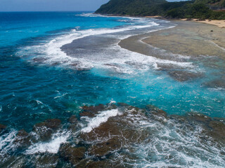 サンゴ礁の海をドローンで撮影。