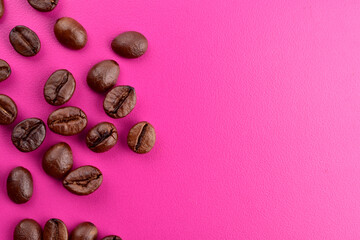 Obraz premium Top view of coffee seeds on purple background with text space