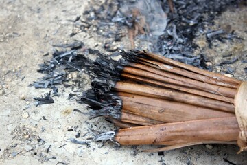 The dry head leaves were burned by grandfather to make holes in drinking water bottles with his own creative ideas