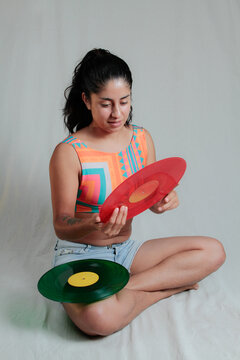 mujer observando discos de acetato