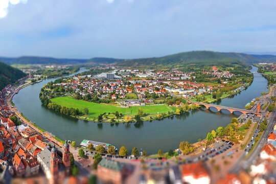 Luftbild von Miltenberg am Main mit Blick auf die Mainbrücke und das Zwillingstor. Miltenberg, Unterfranken, Bayern, Deutschland.