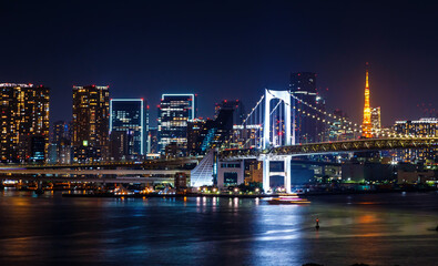 Fototapeta na wymiar Tokyo Bay with the Rainbow Bridge, Odaiba, Tokyo, Japan