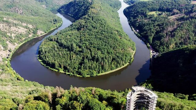 Luftaufnahme der Saarschleife. Die Saar windet sich durch das Tal und ist von gr&uuml;nen W&auml;ldern umgeben. Orscholz, Mettlach, Saarland, Deutschland