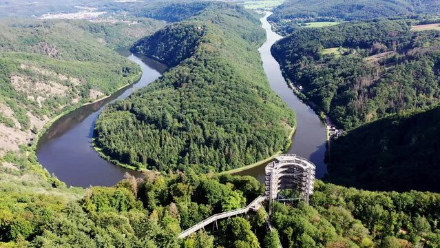 Luftaufnahme der Saarschleife. Die Saar windet sich durch das Tal und ist von gr&uuml;nen W&auml;ldern umgeben. Orscholz, Mettlach, Saarland, Deutschland