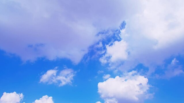 濃紺の青空とゆっくり流れる雲