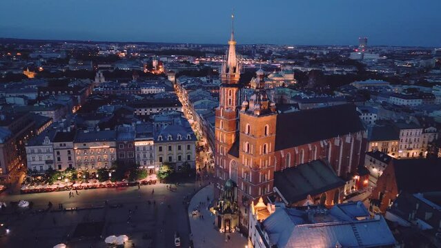 Krak&oacute;w nocą - widok z drona na polskie zabytki - Rynek Gł&oacute;wny, Kości&oacute;ł Mariacki, Sukiennice, Ratusz, Wawel, Floriańska