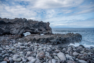 Fototapeta na wymiar Stone coast of Tenerife, ocean, waves in Tenerife, stone beaches of Tenerife