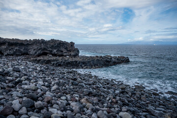 Fototapeta na wymiar Stone coast of Tenerife, ocean, waves in Tenerife, stone beaches of Tenerife