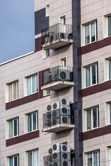 Obraz premium Fragment of the facade of an office building on an autumn day
