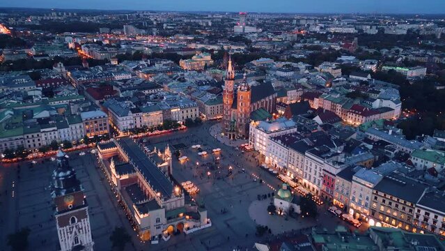 Krak&oacute;w nocą - widok z drona na polskie zabytki - Rynek Gł&oacute;wny, Kości&oacute;ł Mariacki, Sukiennice, Ratusz, Wawel, Floriańska