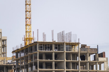 Fototapeta na wymiar Construction of a multi-storey residential building using cranes