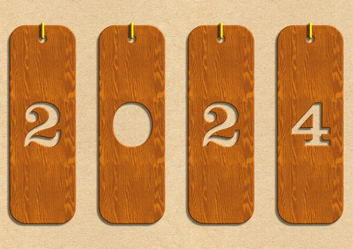 2024 en chiffres évidés sur plaques de bois fixées par des crochets