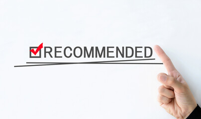 RECOMMENDEDの文字を指差しする人物の手元