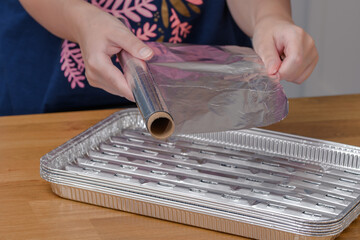 Folia aluminiowa i tacki aluminiowe używane w kuchni