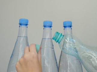 plastikowe butelki po wodzie, segregacja śmieci - obrazy, fototapety, plakaty