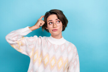 Photo portrait of pretty young girl scratch head confused look empty space wear trendy white outfit...