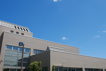 Fototapeta premium 公共施設と青空のある風景