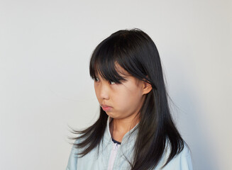 びっくりする小学生の女の子の顔