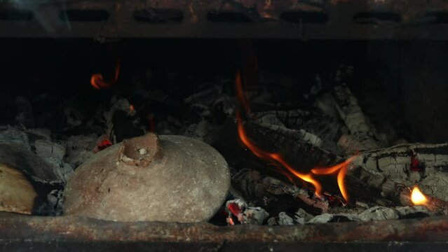 Place for burning clay pot lids to make surabi or serabi so it can heat evenly.
