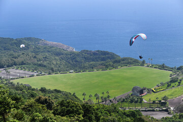 海岸付近のパラグライダー