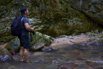 Obraz premium Photographer with backpack in a gorge