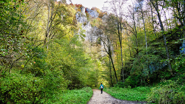 Wanderin im Glastal bei Hayingen auf der schw&auml;bischen Alb
