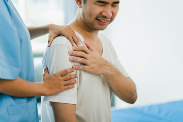 Spine and shoulder physical therapist Chiropractic Pain Treatment Patients with back pain, shoulder...